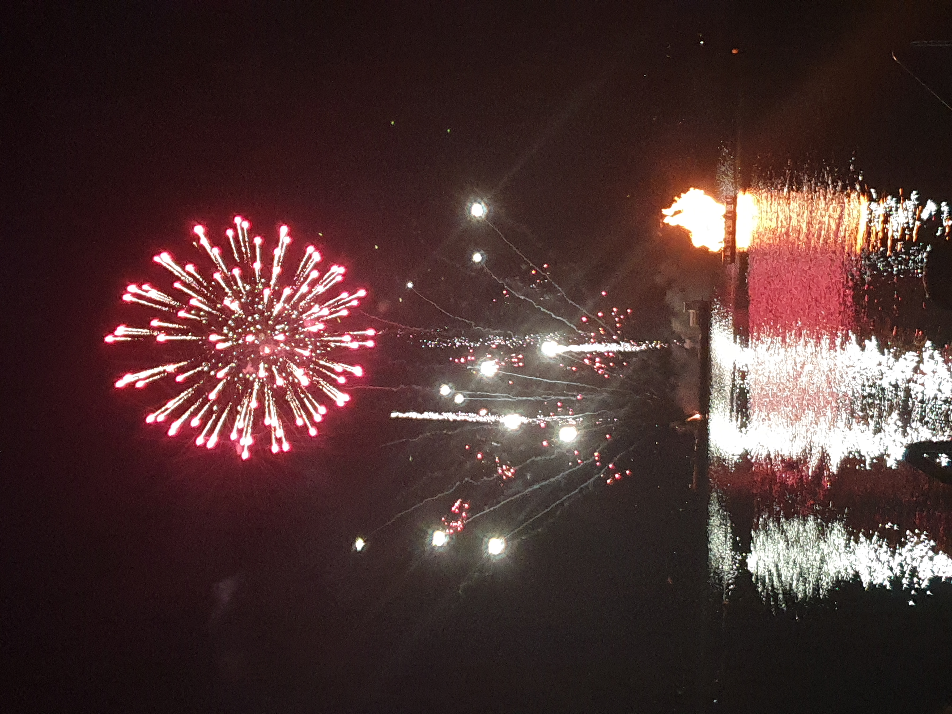 Feux d'artifice rouge du 1er août à Chevroux, canton de Vaud, en Suisse